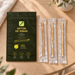 Sachet de siwak saveur citron posé à plat à côté de trois bâtons emballés sous vide, sur une table en bois clair